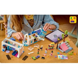 LEGO 42687 Friends Casa della famiglia di Liann