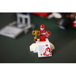 LEGO ICONS 11375 Ferrari F2004 e Michael Schumacher