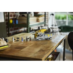 LEGO Star Wars 75447 Razor Crest, Astronave Giocattolo con 4 Minifigure e Figura Grogu, Regalo di Compleanno per Bambini 10+