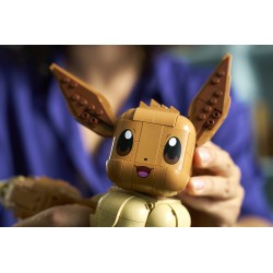 LEGO Pokémon 72151 Eevee, Kit Modellismo per Adulti dall'Anime, con Parti Snodabili, Decorazione Fai da Te, Regalo per Gamer