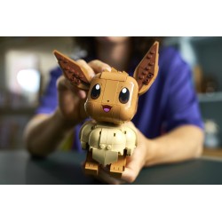 LEGO Pokémon 72151 Eevee, Kit Modellismo per Adulti dall'Anime, con Parti Snodabili, Decorazione Fai da Te, Regalo per Gamer
