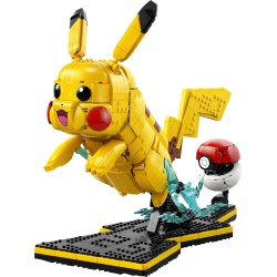 LEGO Pokémon 72152 Pikachu e Poké Ball, Kit di Modellismo con Figura Snodabile ed Espositore, Regalo per Gamer da Collezione