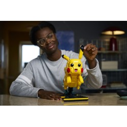 LEGO Pokémon 72152 Pikachu e Poké Ball, Kit di Modellismo con Figura Snodabile ed Espositore, Regalo per Gamer da Collezione