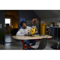 LEGO Pokémon 72152 Pikachu e Poké Ball, Kit di Modellismo con Figura Snodabile ed Espositore, Regalo per Gamer da Collezione