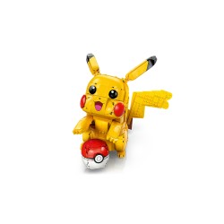 LEGO Pokémon 72152 Pikachu e Poké Ball, Kit di Modellismo con Figura Snodabile ed Espositore, Regalo per Gamer da Collezione