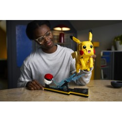 LEGO Pokémon 72152 Pikachu e Poké Ball, Kit di Modellismo con Figura Snodabile ed Espositore, Regalo per Gamer da Collezione