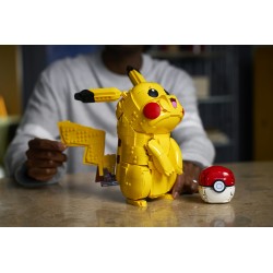 LEGO Pokémon 72152 Pikachu e Poké Ball, Kit di Modellismo con Figura Snodabile ed Espositore, Regalo per Gamer da Collezione