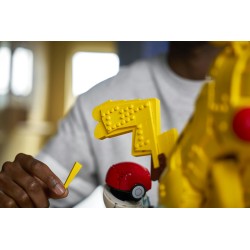 LEGO Pokémon 72152 Pikachu e Poké Ball, Kit di Modellismo con Figura Snodabile ed Espositore, Regalo per Gamer da Collezione