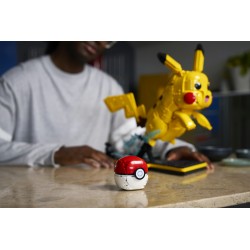 LEGO Pokémon 72152 Pikachu e Poké Ball, Kit di Modellismo con Figura Snodabile ed Espositore, Regalo per Gamer da Collezione