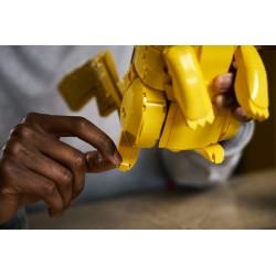 LEGO Pokémon 72152 Pikachu e Poké Ball, Kit di Modellismo con Figura Snodabile ed Espositore, Regalo per Gamer da Collezione