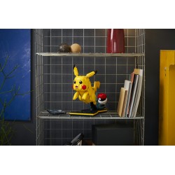 LEGO Pokémon 72152 Pikachu e Poké Ball, Kit di Modellismo con Figura Snodabile ed Espositore, Regalo per Gamer da Collezione