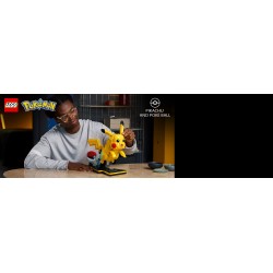 LEGO Pokémon 72152 Pikachu e Poké Ball, Kit di Modellismo con Figura Snodabile ed Espositore, Regalo per Gamer da Collezione