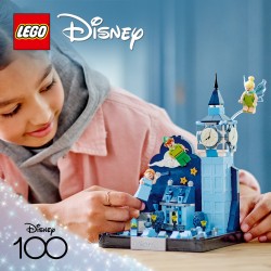 LEGO Disney 43232 Volo su Londra di Peter Pan e Wendy, Diorama con Big Ben Fosforescente, Regalo Adolescenti, Donne e Uomini