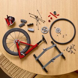 LEGO Icons 11380 Bici da Corsa, Kit Modellismo per Adulti con Pneumatici, Deragliatore e Supporto, Regalo per Fan di Ciclismo