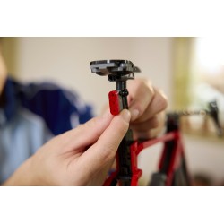 LEGO Icons 11380 Bici da Corsa, Kit Modellismo per Adulti con Pneumatici, Deragliatore e Supporto, Regalo per Fan di Ciclismo