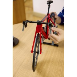 LEGO Icons 11380 Bici da Corsa, Kit Modellismo per Adulti con Pneumatici, Deragliatore e Supporto, Regalo per Fan di Ciclismo