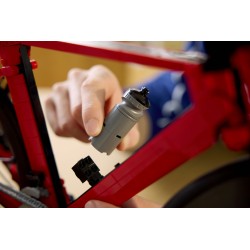 LEGO Icons 11380 Bici da Corsa, Kit Modellismo per Adulti con Pneumatici, Deragliatore e Supporto, Regalo per Fan di Ciclismo