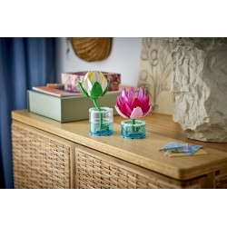 LEGO Botanicals 11511 Ninfee, Piante Artificiali con Fiori Finti in 2 Vasi, Decorazione Camera da Letto, Regalo Bambini 9+