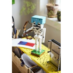 LEGO Minecraft 21594 Scheletro, Action Figure Giocattolo di Mob con Elmo di Diamante, Arco e Frecce, Base in Erba, Regalo 10+