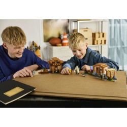 LEGO Minecraft 21596 Attacco al Villaggio dell’Evocatore, Casa Giocattolo con Giardino e 11 Personaggi, Regalo per Bambini 9+