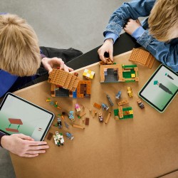 LEGO Minecraft 21596 Attacco al Villaggio dell’Evocatore, Casa Giocattolo con Giardino e 11 Personaggi, Regalo per Bambini 9+