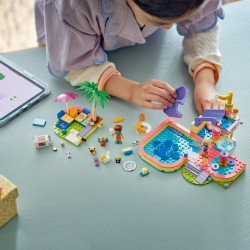 LEGO Friends 42676 Divertente Giornata al Parco Acquatico, Giocattolo con Scivolo, 2 Mini Bamboline e 4 Animali, Regalo da 6+