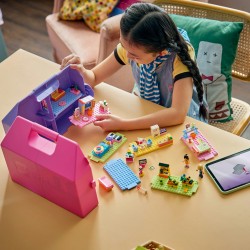 LEGO Friends 42697 Valigetta Creativa Casa delle Bambole, Giochi da Viaggio con Casa a 8 Stanze e 2 Mini Bamboline, Regalo 6+