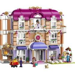 LEGO Friends 42704 Grand Hotel di Heartlake City, Giocattolo con 6 Mini Bamboline, 2 Animali e Accessori, Regalo Bambine 9+
