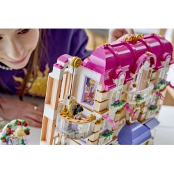 LEGO Friends 42704 Grand Hotel di Heartlake City, Giocattolo con 6 Mini Bamboline, 2 Animali e Accessori, Regalo Bambine 9+