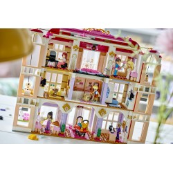 LEGO Friends 42704 Grand Hotel di Heartlake City, Giocattolo con 6 Mini Bamboline, 2 Animali e Accessori, Regalo Bambine 9+