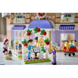 LEGO Friends 42704 Grand Hotel di Heartlake City, Giocattolo con 6 Mini Bamboline, 2 Animali e Accessori, Regalo Bambine 9+