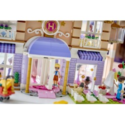 LEGO Friends 42704 Grand Hotel di Heartlake City, Giocattolo con 6 Mini Bamboline, 2 Animali e Accessori, Regalo Bambine 9+