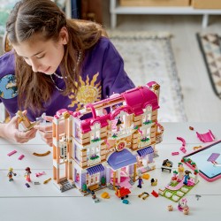 LEGO Friends 42704 Grand Hotel di Heartlake City, Giocattolo con 6 Mini Bamboline, 2 Animali e Accessori, Regalo Bambine 9+