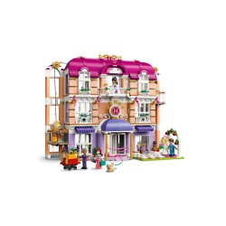 LEGO Friends 42704 Grand Hotel di Heartlake City, Giocattolo con 6 Mini Bamboline, 2 Animali e Accessori, Regalo Bambine 9+