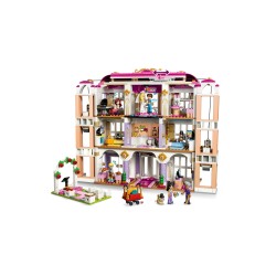 LEGO Friends 42704 Grand Hotel di Heartlake City, Giocattolo con 6 Mini Bamboline, 2 Animali e Accessori, Regalo Bambine 9+