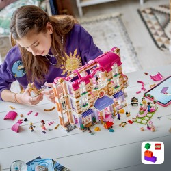 LEGO Friends 42704 Grand Hotel di Heartlake City, Giocattolo con 6 Mini Bamboline, 2 Animali e Accessori, Regalo Bambine 9+