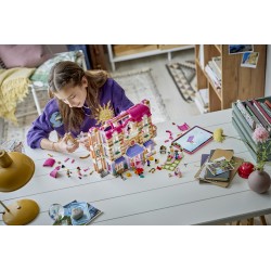 LEGO Friends 42704 Grand Hotel di Heartlake City, Giocattolo con 6 Mini Bamboline, 2 Animali e Accessori, Regalo Bambine 9+