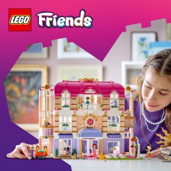 LEGO Friends 42704 Grand Hotel di Heartlake City, Giocattolo con 6 Mini Bamboline, 2 Animali e Accessori, Regalo Bambine 9+