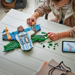 LEGO Editions 43018 Lionel Messi – Celebrazione, Wall Art 3D Fai da Te, Decorazione da Parete, Regalo a Tema Calcio da 14+