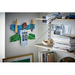 LEGO Editions 43018 Lionel Messi – Celebrazione, Wall Art 3D Fai da Te, Decorazione da Parete, Regalo a Tema Calcio da 14+