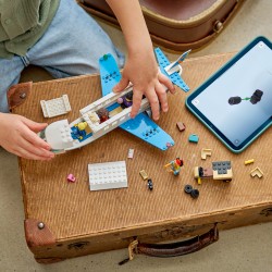 LEGO City 60492 Jet Passeggeri, Modellino di Aereo Giocattolo con 4 Minifigure e Accessori, Giochi Didattici, Regalo per 4+