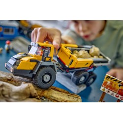 LEGO City 60494 Camion Ribaltabile e Pala Meccanica, Veicoli Giocattolo con Funzioni e 3 Minifigure, Regalo per Bambini da 8+