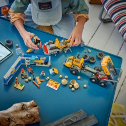 LEGO City 60494 Camion Ribaltabile e Pala Meccanica, Veicoli Giocattolo con Funzioni e 3 Minifigure, Regalo per Bambini da 8+
