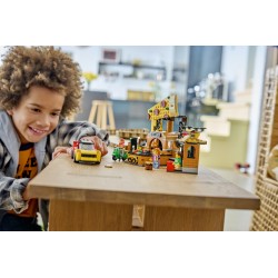 LEGO City 60496 Centro di Consegna Pizze con Veicoli, con Macchina Giocattolo, Scooter, Drone e Cabinato Arcade, Regalo da 6+