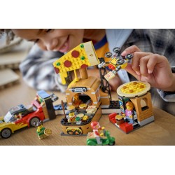 LEGO City 60496 Centro di Consegna Pizze con Veicoli, con Macchina Giocattolo, Scooter, Drone e Cabinato Arcade, Regalo da 6+