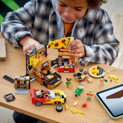 LEGO City 60496 Centro di Consegna Pizze con Veicoli, con Macchina Giocattolo, Scooter, Drone e Cabinato Arcade, Regalo da 6+