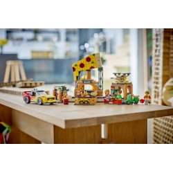 LEGO City 60496 Centro di Consegna Pizze con Veicoli, con Macchina Giocattolo, Scooter, Drone e Cabinato Arcade, Regalo da 6+