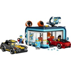 LEGO City 60497 Autolavaggio Drive-In Giocattolo con 2 Modellini di Auto, Funzione di Lavaggio e 4 Minifigure, Regalo da 6+