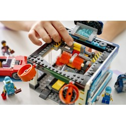 LEGO City 60497 Autolavaggio Drive-In Giocattolo con 2 Modellini di Auto, Funzione di Lavaggio e 4 Minifigure, Regalo da 6+