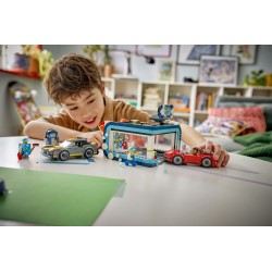 LEGO City 60497 Autolavaggio Drive-In Giocattolo con 2 Modellini di Auto, Funzione di Lavaggio e 4 Minifigure, Regalo da 6+